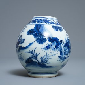 Un vase en porcelaine de Chine en bleu et blanc à décor de figures dans un paysage, époque Transition — photo 3