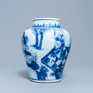 Un vase en porcelaine de Chine en bleu et blanc à décor de figures, Kangxi — photo 2
