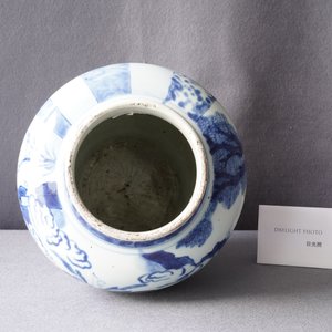 Un vase en porcelaine de Chine en bleu et blanc à décor de figures, Kangxi — photo 9