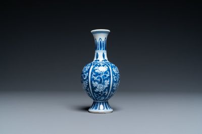 Un vase en porcelaine de Chine en bleu et blanc à décor de fleurs de lotus, Kangxi