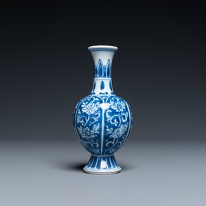 Un vase en porcelaine de Chine en bleu et blanc à décor de fleurs de lotus, Kangxi — photo 2
