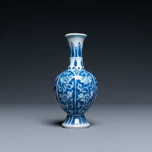 Un vase en porcelaine de Chine en bleu et blanc à décor de fleurs de lotus, Kangxi — photo 4