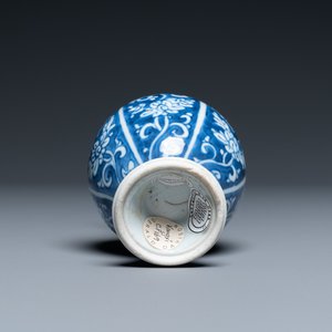 Un vase en porcelaine de Chine en bleu et blanc à décor de fleurs de lotus, Kangxi — photo 5