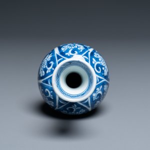 Un vase en porcelaine de Chine en bleu et blanc à décor de fleurs de lotus, Kangxi — photo 6