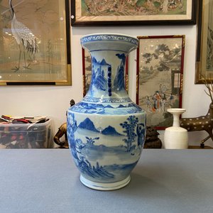 Un vase en porcelaine de Chine en bleu et blanc à décor de guerriers, 19ème — photo 10