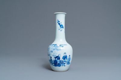 Un vase en porcelaine de Chine en bleu et blanc à décor de joueurs de go, 19/20ème