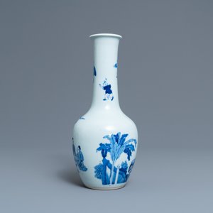 Un vase en porcelaine de Chine en bleu et blanc à décor de joueurs de go, 19/20ème — photo 4