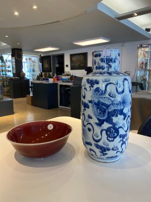 Un vase en porcelaine de Chine en bleu et blanc à décor de lions bouddhistes et un bol à émail langyao, 19/20ème — photo 1