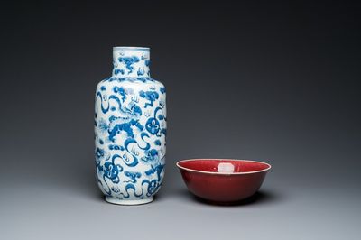 Un vase en porcelaine de Chine en bleu et blanc à décor de lions bouddhistes et un bol à émail langyao, 19/20ème