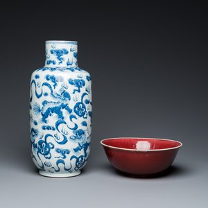 Un vase en porcelaine de Chine en bleu et blanc à décor de lions bouddhistes et un bol à émail langyao, 19/20ème — photo 1