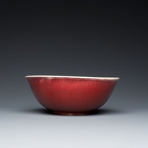 Un vase en porcelaine de Chine en bleu et blanc à décor de lions bouddhistes et un bol à émail langyao, 19/20ème — photo 3