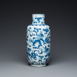 Un vase en porcelaine de Chine en bleu et blanc à décor de lions bouddhistes et un bol à émail langyao, 19/20ème — photo 8