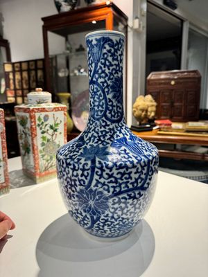 Un vase en porcelaine de Chine en bleu et blanc à décor de lotus et une paire de flacons couverts en forme carrée famille verte, 19ème — photo 3