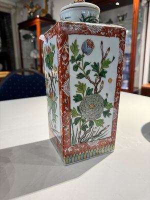 Un vase en porcelaine de Chine en bleu et blanc à décor de lotus et une paire de flacons couverts en forme carrée famille verte, 19ème — photo 7