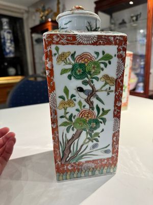 Un vase en porcelaine de Chine en bleu et blanc à décor de lotus et une paire de flacons couverts en forme carrée famille verte, 19ème — photo 8