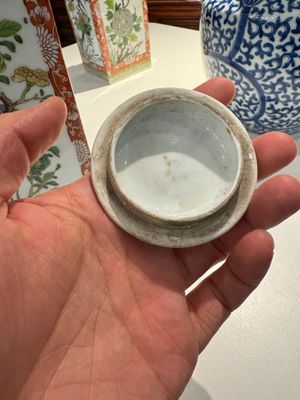 Un vase en porcelaine de Chine en bleu et blanc à décor de lotus et une paire de flacons couverts en forme carrée famille verte, 19ème — photo 9