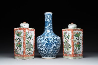 Un vase en porcelaine de Chine en bleu et blanc à décor de lotus et une paire de flacons couverts en forme carrée famille verte, 19ème