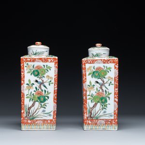Un vase en porcelaine de Chine en bleu et blanc à décor de lotus et une paire de flacons couverts en forme carrée famille verte, 19ème — photo 5