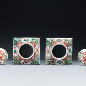 Un vase en porcelaine de Chine en bleu et blanc à décor de lotus et une paire de flacons couverts en forme carrée famille verte, 19ème — photo 6