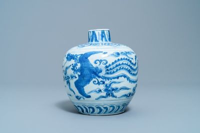 Un vase en porcelaine de Chine en bleu et blanc à décor de phénix, Jiajing/Wanli