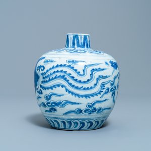 Un vase en porcelaine de Chine en bleu et blanc à décor de phénix, Jiajing/Wanli — photo 4