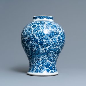 Un vase en porcelaine de Chine en bleu et blanc à décor de phénix, Kangxi — photo 3