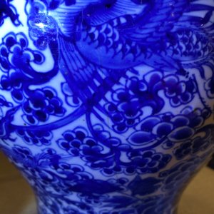 Un vase en porcelaine de Chine en bleu et blanc à décor de phénix, Kangxi — photo 8