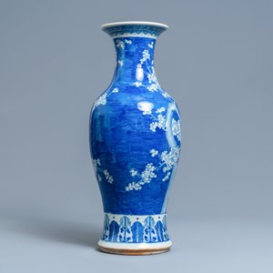Un vase en porcelaine de Chine en bleu et blanc à décor de prunus, 19ème — photo 2