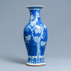 Un vase en porcelaine de Chine en bleu et blanc à décor de prunus, 19ème — photo 3