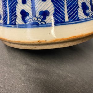 Un vase en porcelaine de Chine en bleu et blanc à décor de prunus, 19ème — photo 8