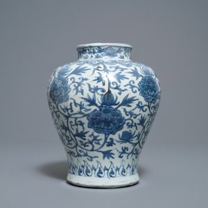 Un vase en porcelaine de Chine en bleu et blanc à décor de rinceaux de lotus, 19/20ème — photo 3