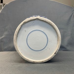 Un vase en porcelaine de Chine en bleu et blanc à décor de rinceaux de lotus, 19ème — photo 14