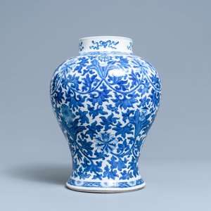 Un vase en porcelaine de Chine en bleu et blanc à décor de rinceaux de lotus, 19ème — photo 2