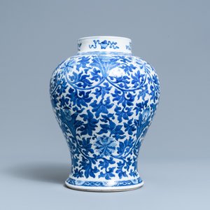 Un vase en porcelaine de Chine en bleu et blanc à décor de rinceaux de lotus, 19ème — photo 5