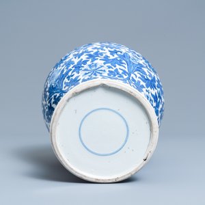 Un vase en porcelaine de Chine en bleu et blanc à décor de rinceaux de lotus, 19ème — photo 6