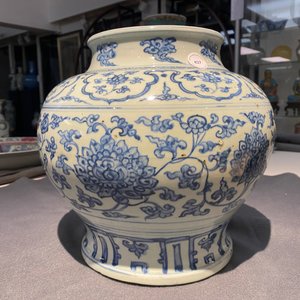 Un vase en porcelaine de Chine en bleu et blanc à décor de rinceaux de lotus, Hongzhi — photo 14