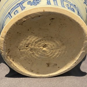 Un vase en porcelaine de Chine en bleu et blanc à décor de rinceaux de lotus, Hongzhi — photo 16