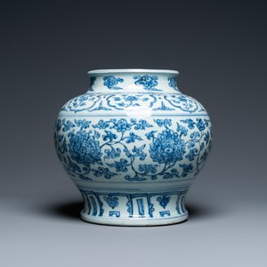 Un vase en porcelaine de Chine en bleu et blanc à décor de rinceaux de lotus, Hongzhi — photo 2