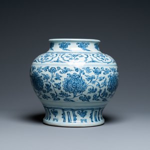 Un vase en porcelaine de Chine en bleu et blanc à décor de rinceaux de lotus, Hongzhi — photo 3