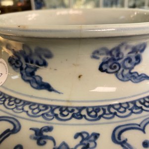 Un vase en porcelaine de Chine en bleu et blanc à décor de rinceaux de lotus, Hongzhi — photo 7