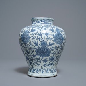 Un vase en porcelaine de Chine en bleu et blanc à décor de rinceaux de lotus, Jiajing — photo 1