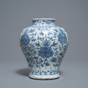 Un vase en porcelaine de Chine en bleu et blanc à décor de rinceaux de lotus, Jiajing — photo 4