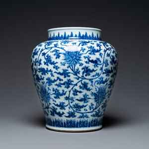 Un vase en porcelaine de Chine en bleu et blanc à décor de rinceaux de lotus, Kangxi — photo 1