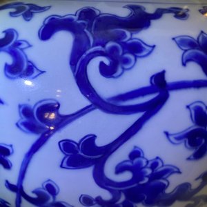 Un vase en porcelaine de Chine en bleu et blanc à décor de rinceaux de lotus, Kangxi — photo 12
