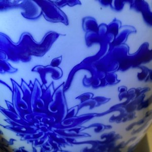Un vase en porcelaine de Chine en bleu et blanc à décor de rinceaux de lotus, Kangxi — photo 15