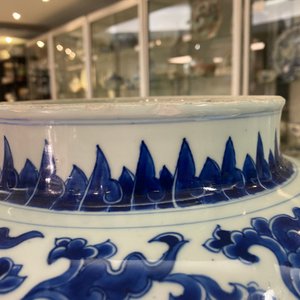 Un vase en porcelaine de Chine en bleu et blanc à décor de rinceaux de lotus, Kangxi — photo 18