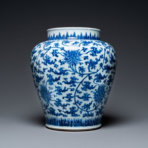 Un vase en porcelaine de Chine en bleu et blanc à décor de rinceaux de lotus, Kangxi — photo 3