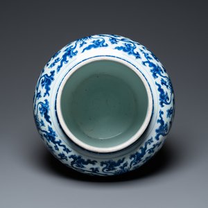 Un vase en porcelaine de Chine en bleu et blanc à décor de rinceaux de lotus, Kangxi — photo 6