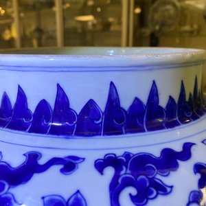 Un vase en porcelaine de Chine en bleu et blanc à décor de rinceaux de lotus, Kangxi — photo 7