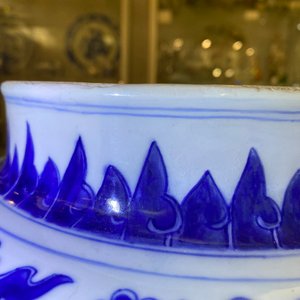 Un vase en porcelaine de Chine en bleu et blanc à décor de rinceaux de lotus, Kangxi — photo 10